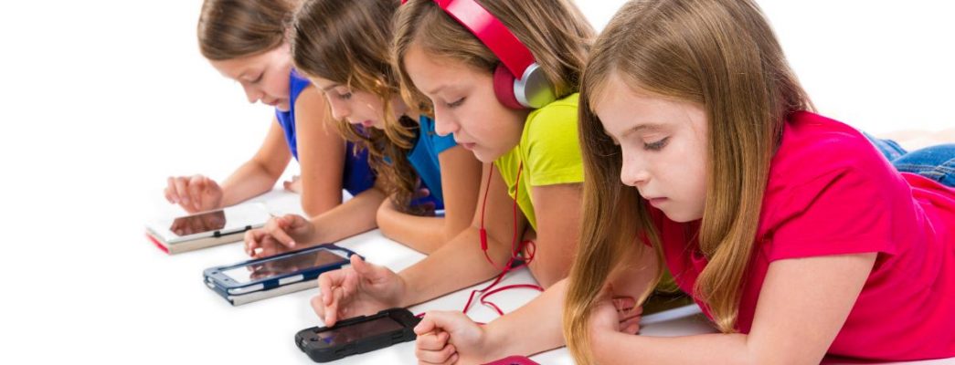 Children-smartphone-tablet-screens Children-smartphone-tablet-screens